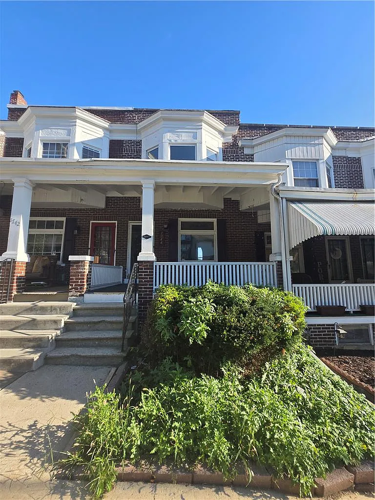 3 bed, 1273 sqft, $2,300 — Photo 1