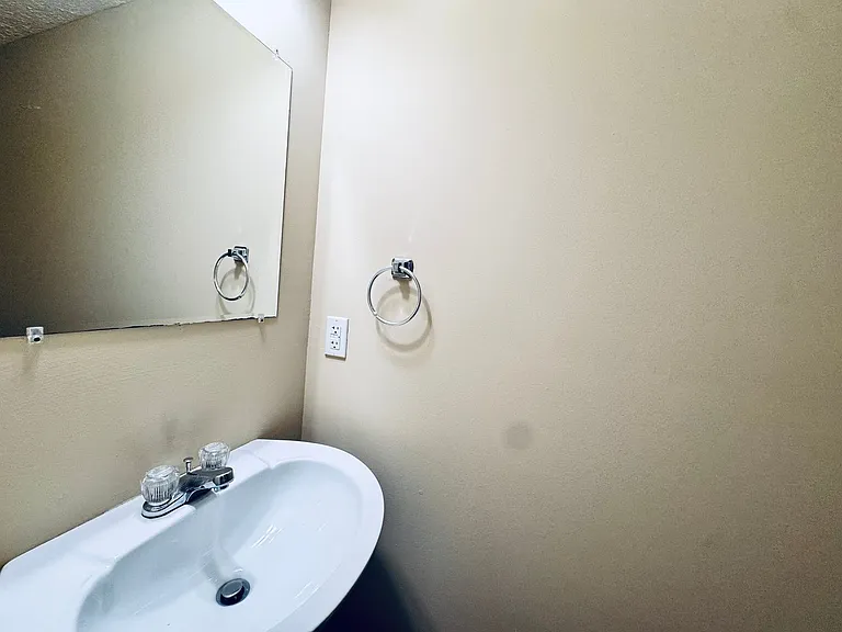 802 Middle St — Photo 8