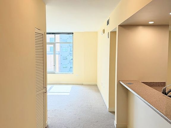 5th image of 425 W Beech St Unit 859
