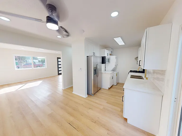 Beautiful 2 Bed | Split Level| Feels Like Home — Photo 10
