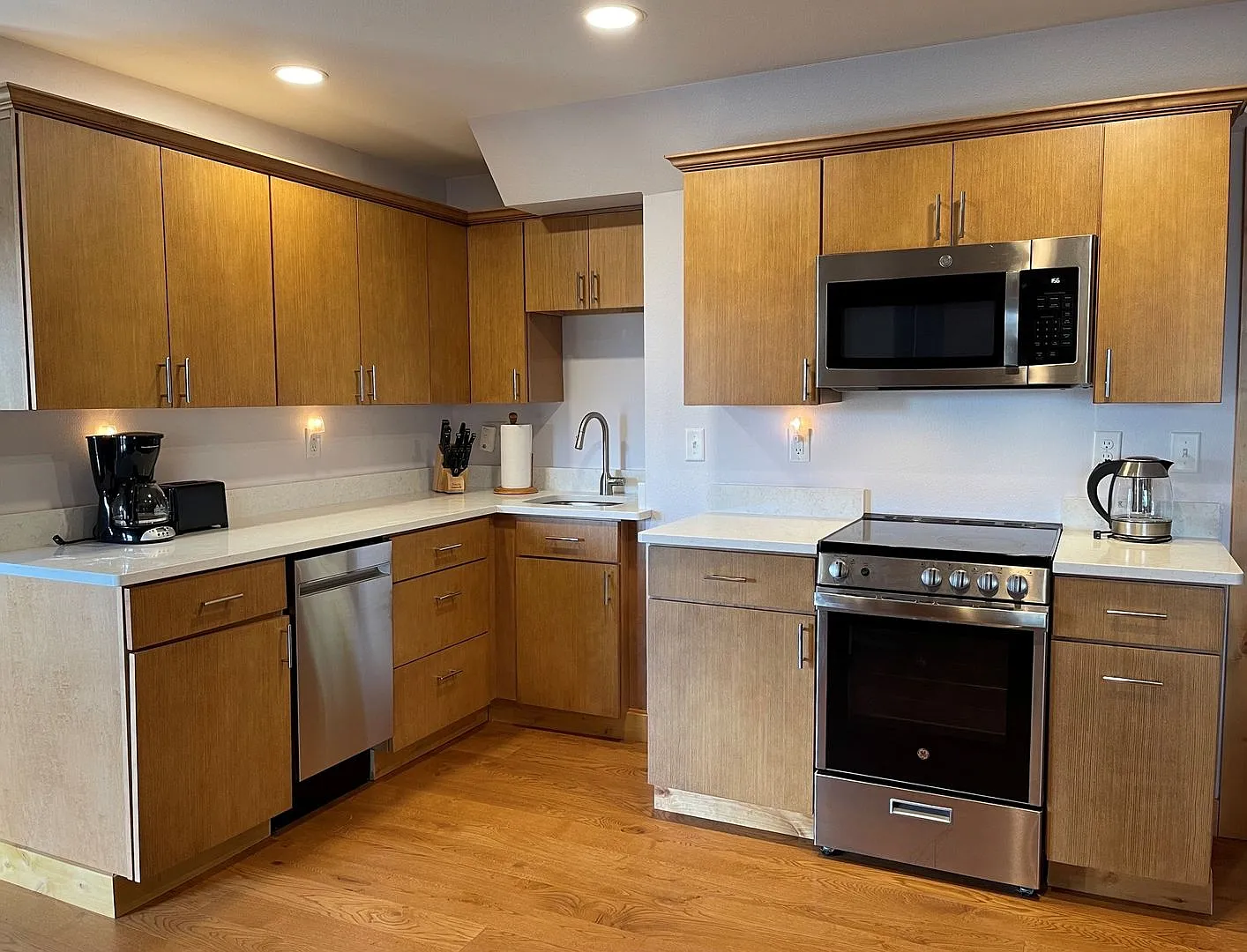 Cozy 1 Bed/1 Bath — Photo 2