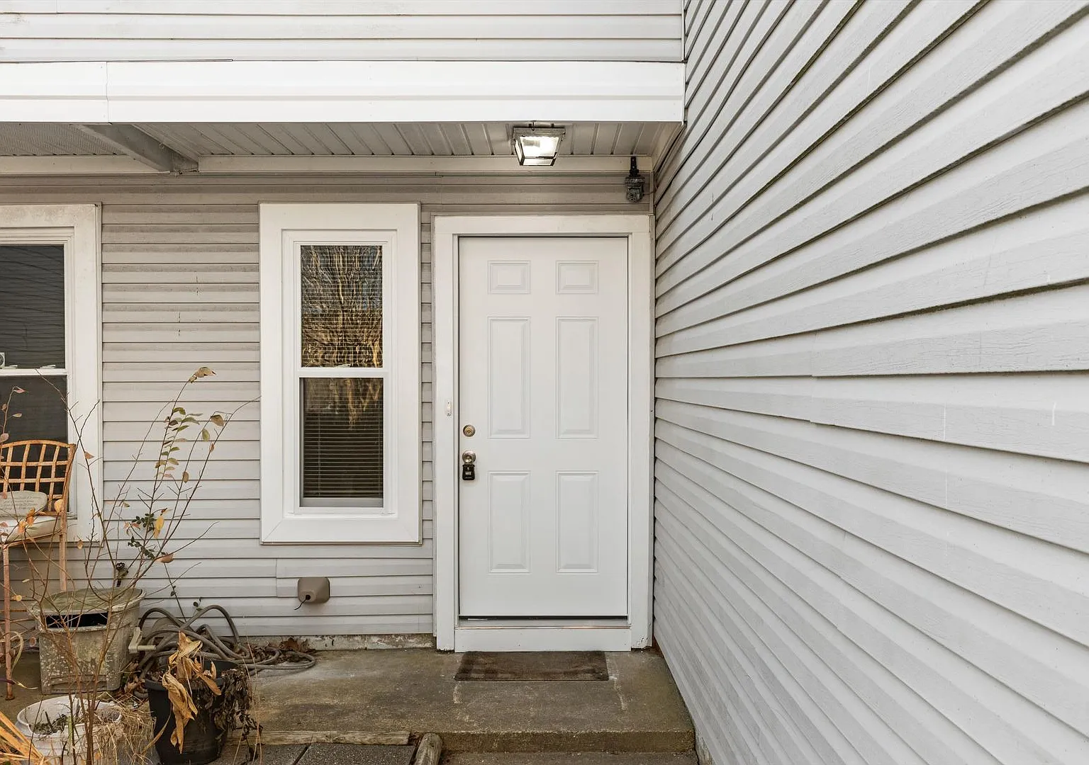 Stylish Living Meets Ultimate Convenience in This 3BR/2.5BA Ocean Lakes Townhome! — Photo 4