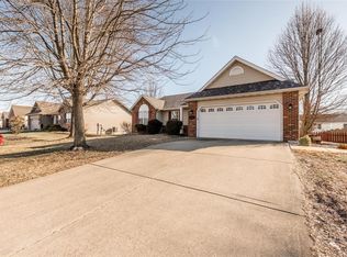 14 Meadowbrooke Dr, Troy, IL 62294