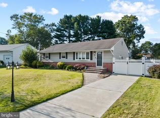 8 Spring Valley Ln, Ewing, NJ 08638