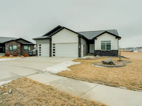 1300 Plains Bnd SE, Mandan, ND 58554