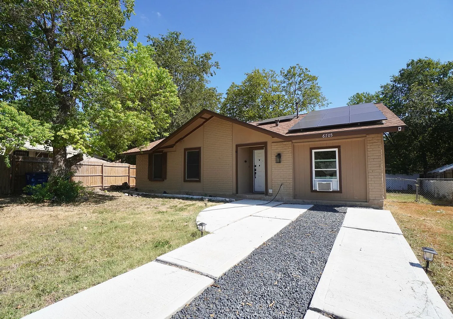 3 BR / 1 BA Charming Austin Home with Expansive Yard & Built-Ins! — Photo 1