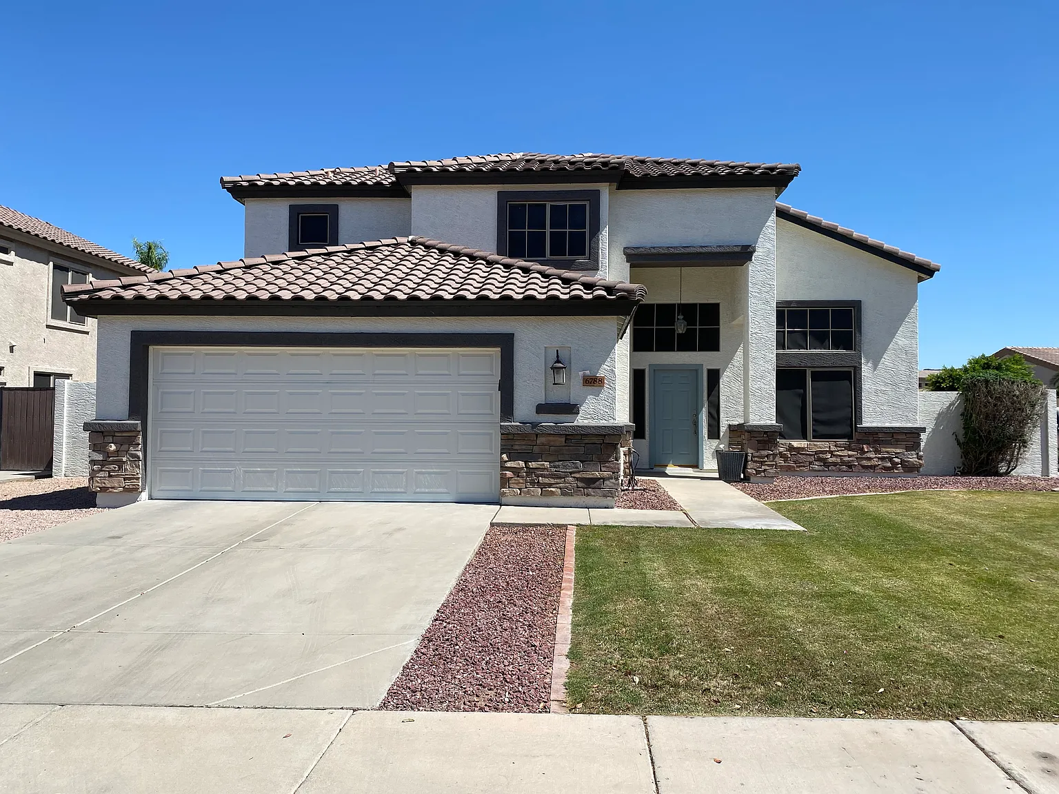 3 bed, 2327 sqft, $3,000 — Photo 1