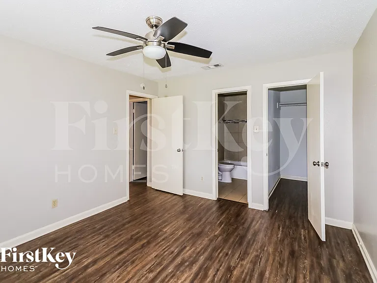 10810 Lakewood Oaks Dr — Photo 9
