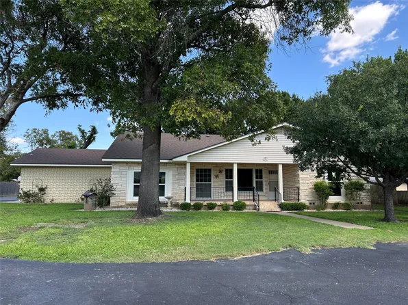 621 N Lone Star Pkwy, McGregor, TX 76657
