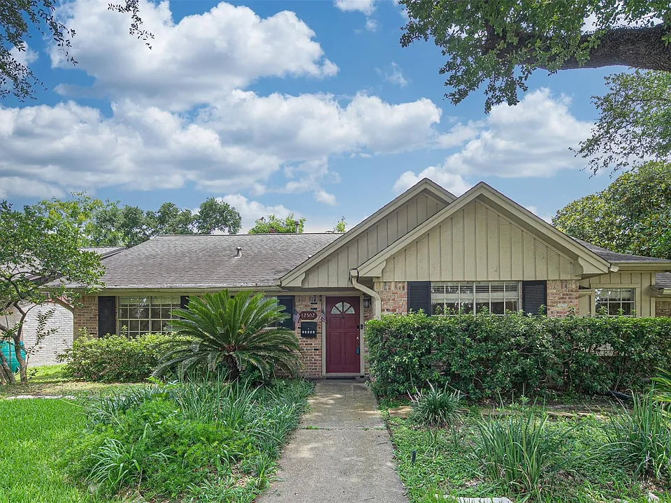 12502 Queensbury Ln