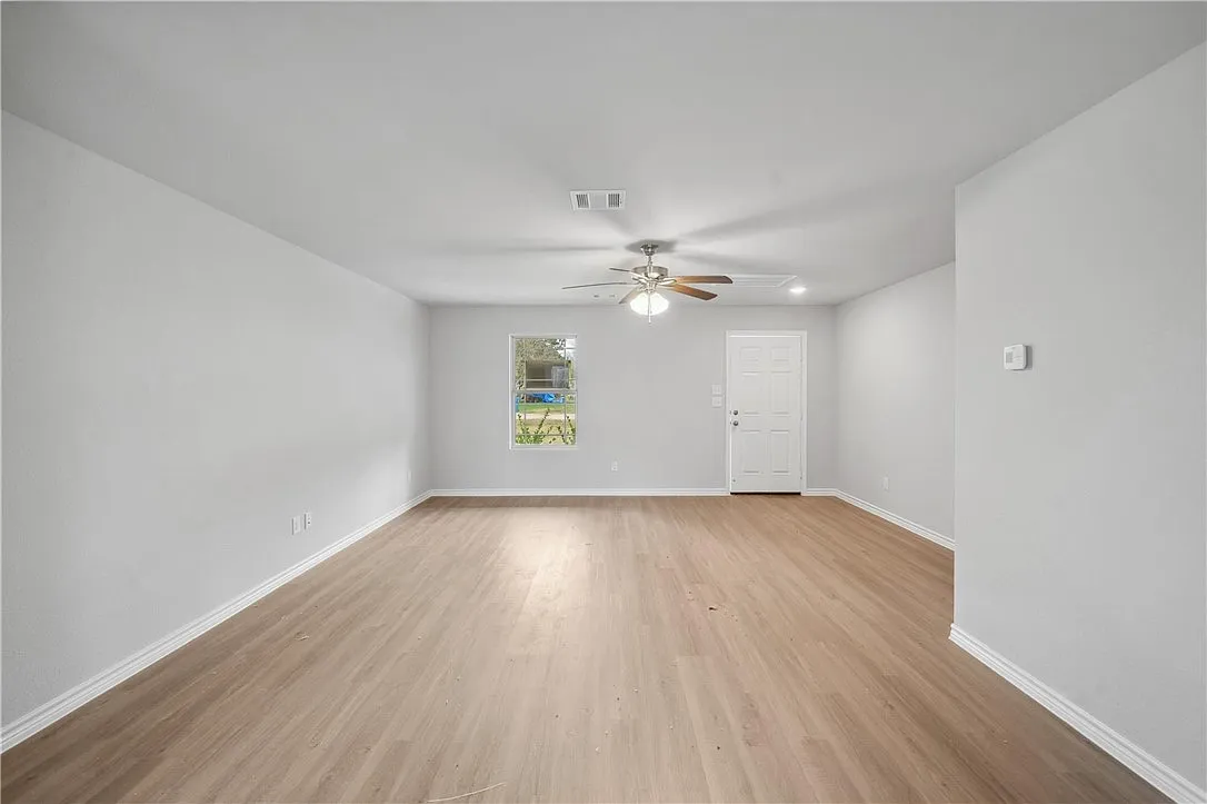 4 bed, 2.5 bath, 1549 sqft, $1,900 — Photo 3