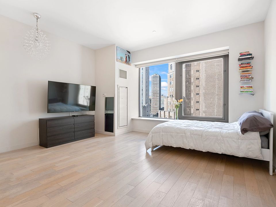 1st image of 75 Wall St APT 33J