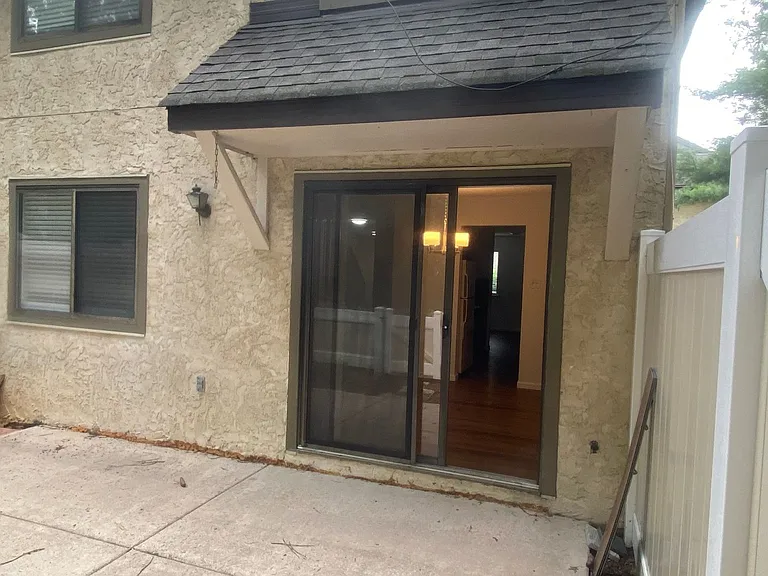 138 Hampshire Dr — Photo 43