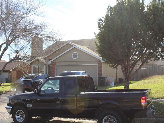 2nd image of 2302 Hemlock Dr