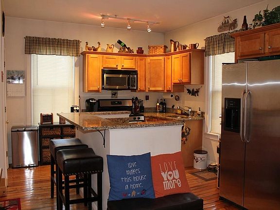 4th image of 64 Essex St #1