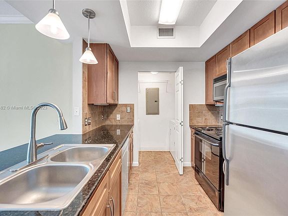 4th image of 2000 N Bayshore Dr APT 316