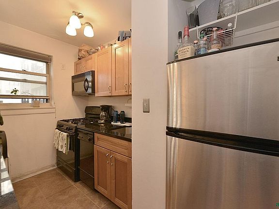 4th image of 155 E 38th St APT 9L