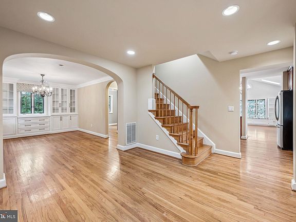2nd image of 10407 Parkwood Dr