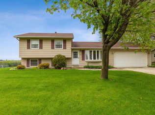1121 Columbine Dr, Cedar Falls, IA 50613