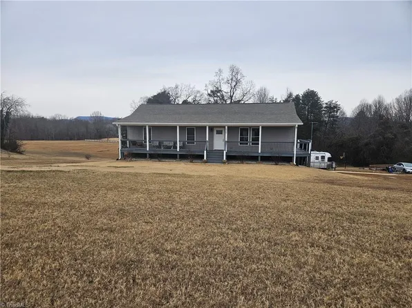 925 Mountain View Rd, King, NC 27021