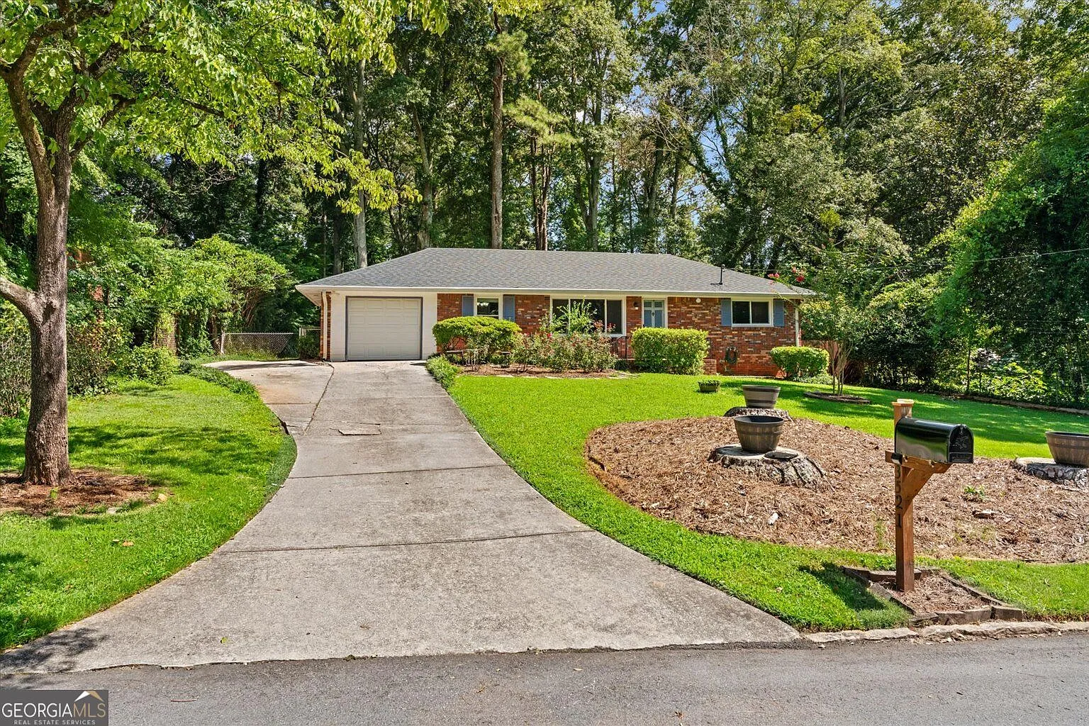 3 bed, 1.0 bath, 1125 sqft, $2,450 — Photo 2