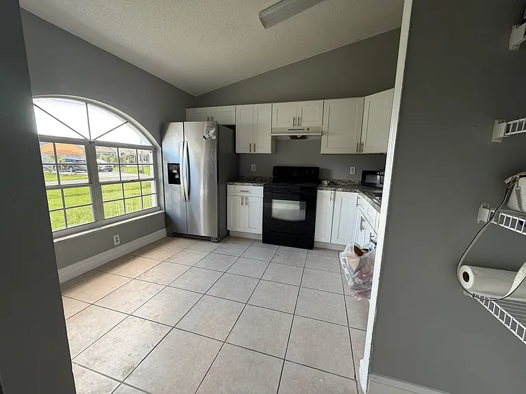 915 Amboise Ln — Photo 2