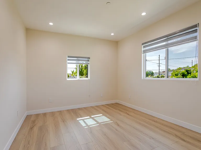 11120 1/2 Emelita St — Photo 11