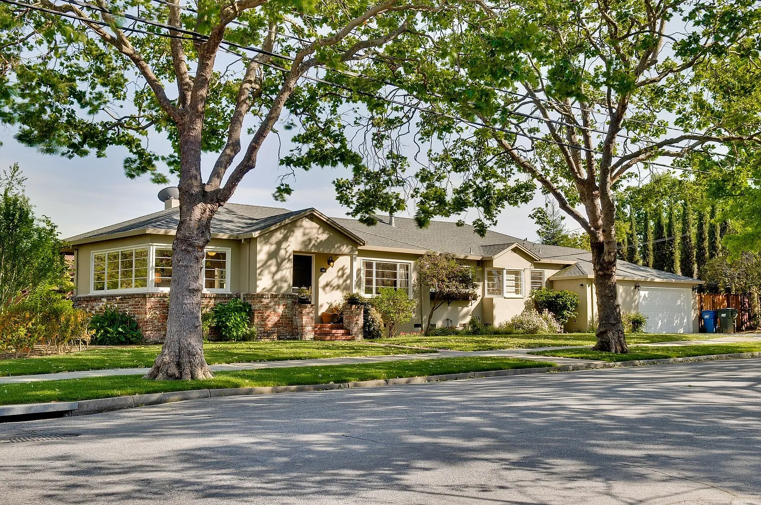 1021 James Ave photo 1