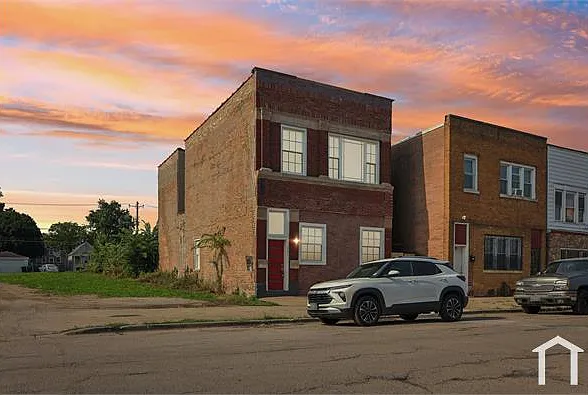4 bed, $2,300 — Photo 1