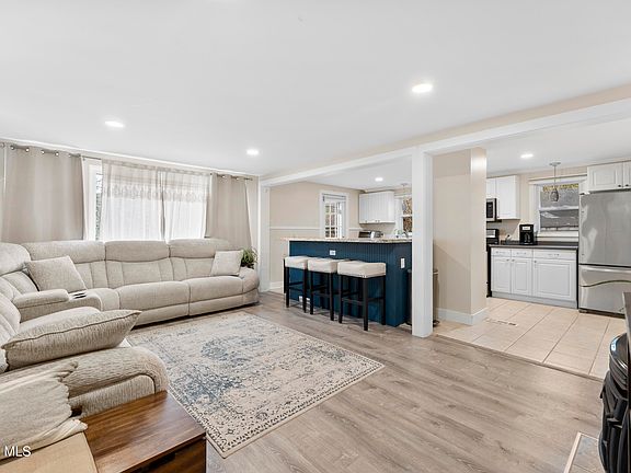 4th image of 10 Caroline Street