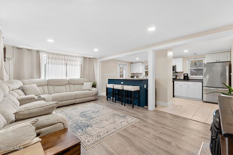 4th image of 10 Caroline Street