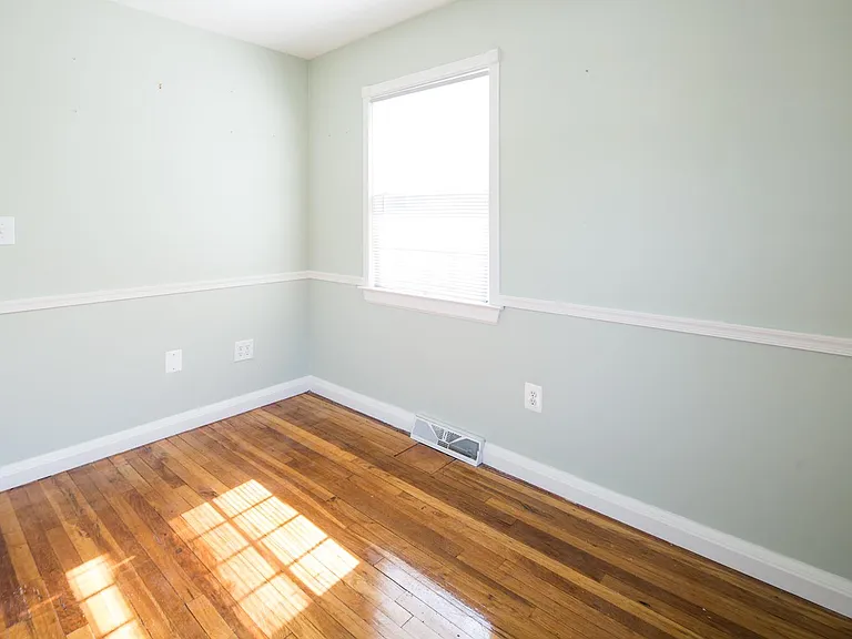 124 Tyre Ave — Photo 8