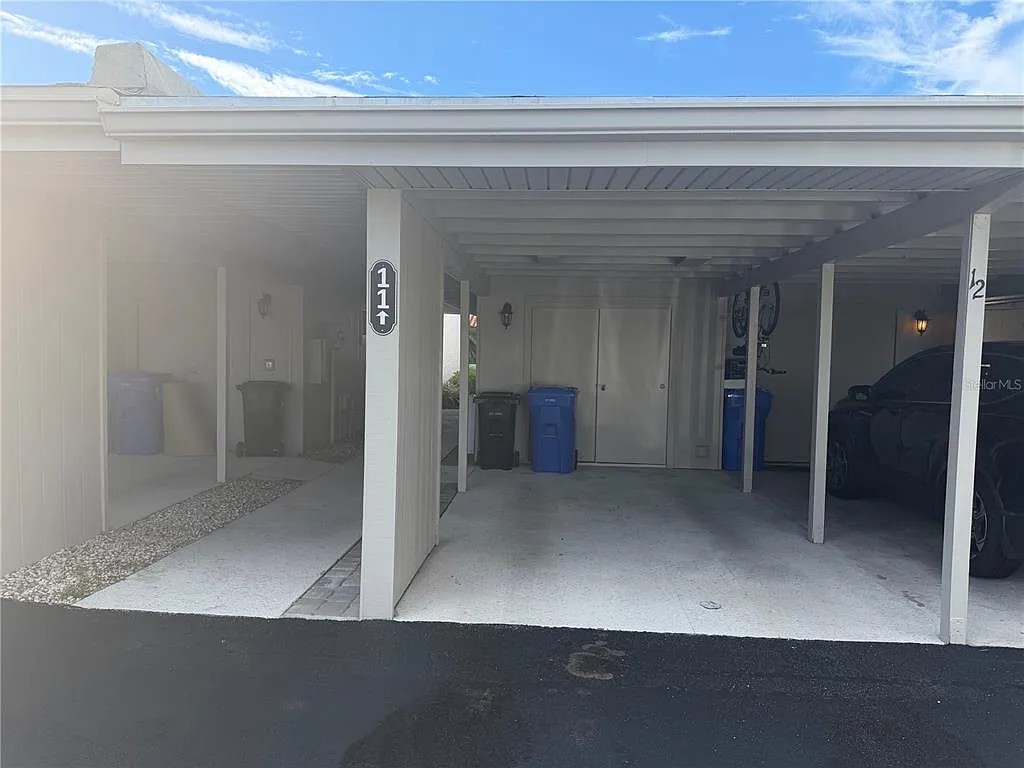 2 bed, 2.0 bath, 1032 sqft, $5,000 — Photo 3