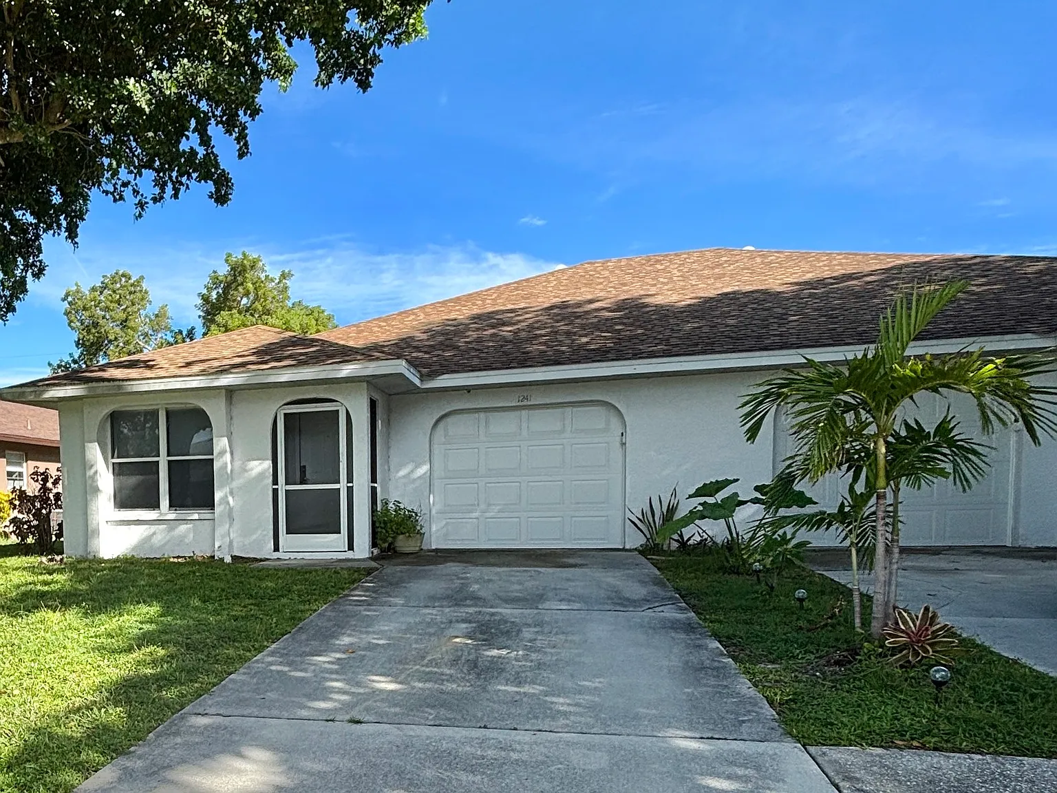 3 Bedroom 2 Bath 1 Car garage Duplex! Convenient Location! — Photo 3