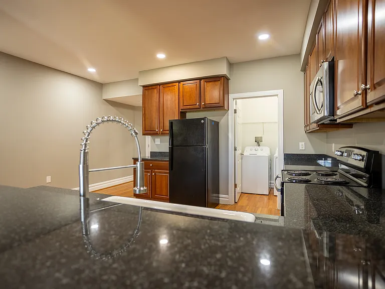 1306 W Clay St — Photo 13