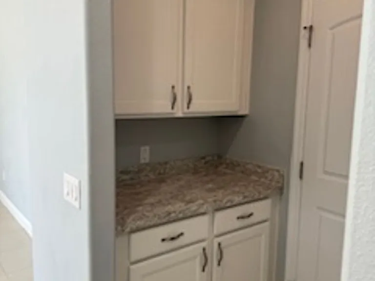 5717 SW 49th Ave — Photo 4