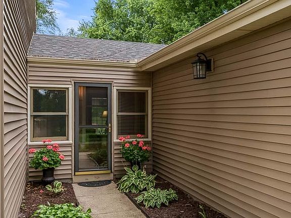 4th image of 3342 Montlake Dr