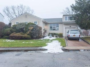 17 Bittersweet Ln, Valley Stream, NY 11581