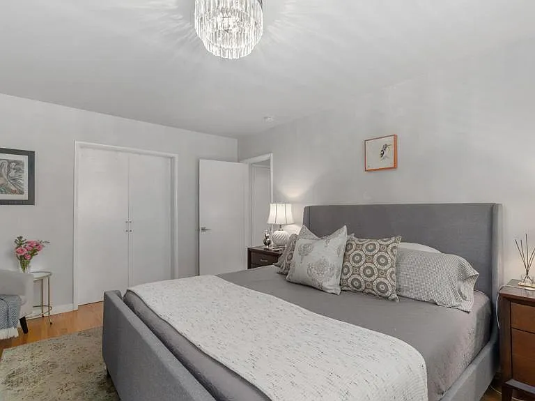 2030 N Altadena Dr — Photo 22