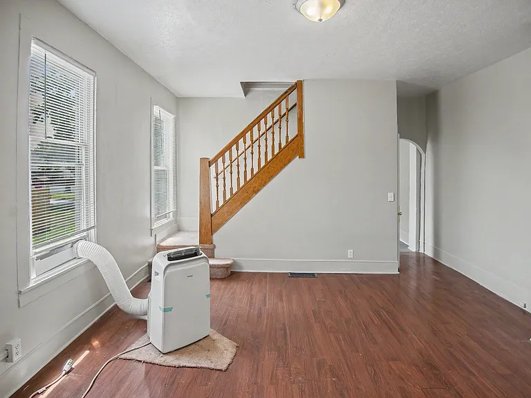 240 Warren Ave — Photo 4