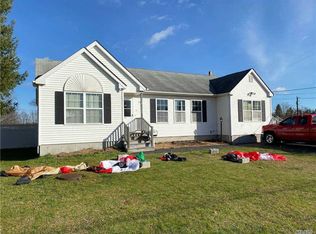 1114 Woodcrest Ave, Riverhead, NY 11901