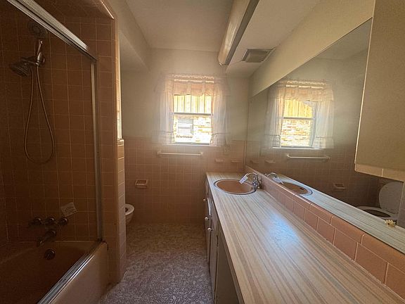 3rd image of 5459 Imogene St
