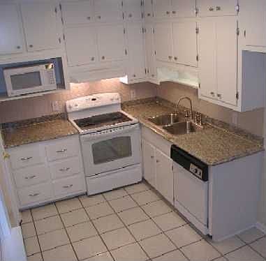 Kitchen w/ Granite Countertops