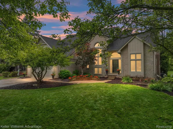 30817 Mystic Forest Dr, Farmington Hills, MI 48331
