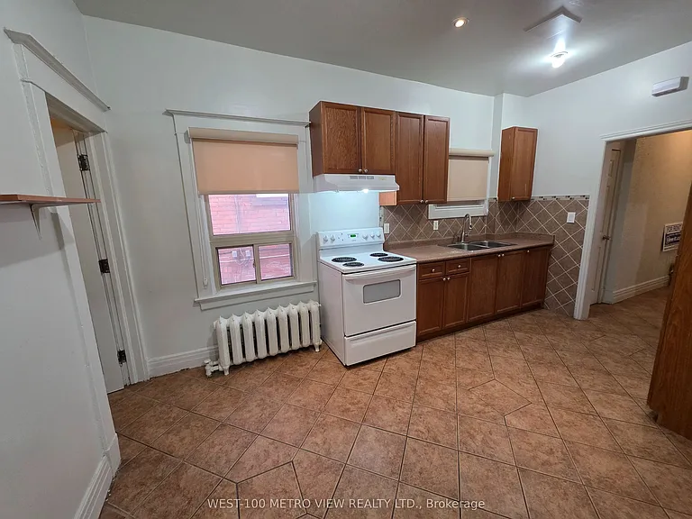 1733 Dufferin St — Photo 4