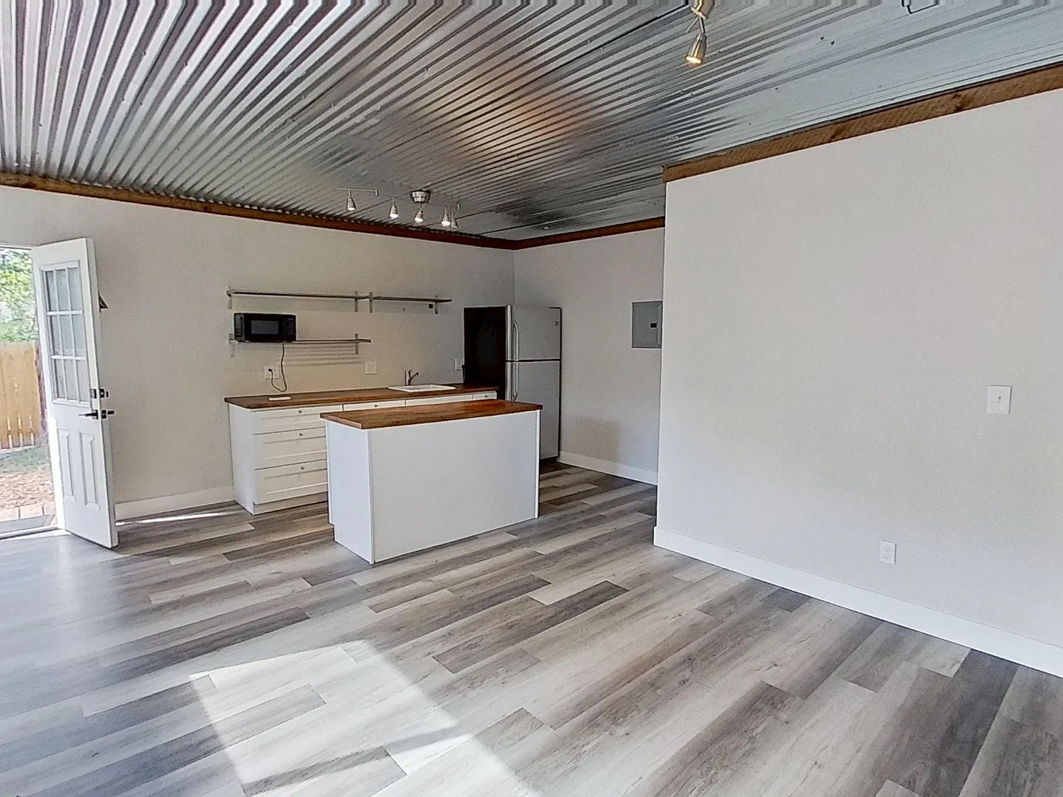 4 bed, 2672 sqft, $3,840 — Photo 2