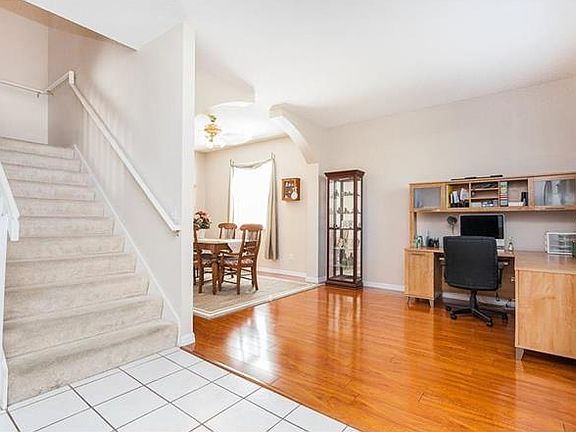 3rd image of 121 Harwood Cir