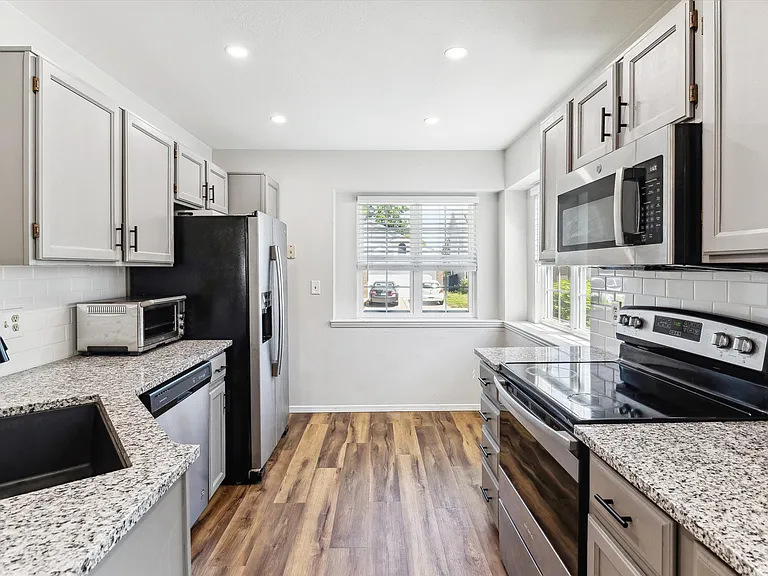 9168 W Maryland Pl — Photo 2