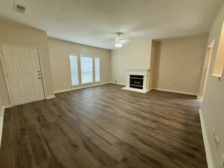 4425 Park Creek Ct — Photo 2