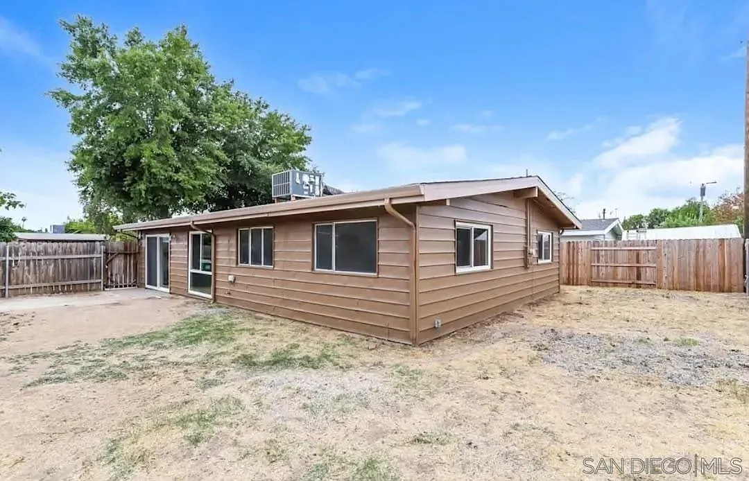 3 bed, 2.0 bath, 1286 sqft, $2,000 — Photo 1